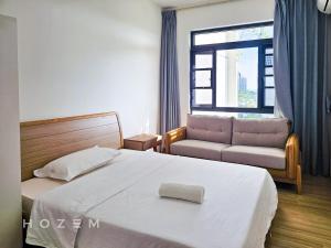 振林山2BR2B Hozem JB0806 Apartment Forest City的一间带床、沙发和窗户的卧室