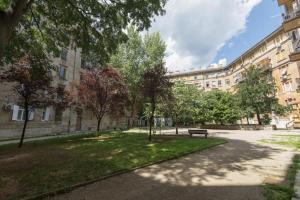 un parque con un banco frente a un edificio en Apartment VidRi, en Rijeka