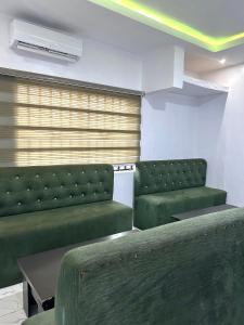 Chrispol hotel and suites休息區