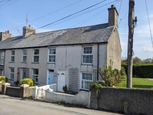 an old house on the side of a street at 2 Bedroom Family Cottage Dog Friendly Edern North Wales in Ederyn