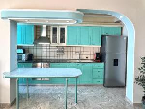 Η κουζίνα ή μικρή κουζίνα στο Redi's Luxurious Seaside Full View Apartments