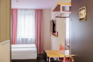 Postel nebo postele na pokoji v ubytování McDreams Hotel Wuppertal City