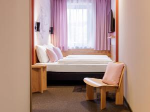 Postel nebo postele na pokoji v ubytování McDreams Hotel Wuppertal City