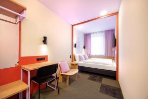 Postel nebo postele na pokoji v ubytování McDreams Hotel Wuppertal City