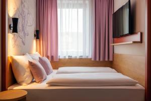 Postel nebo postele na pokoji v ubytování McDreams Hotel Wuppertal City