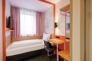 Postel nebo postele na pokoji v ubytování McDreams Hotel Wuppertal City