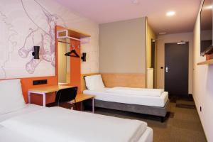 Postel nebo postele na pokoji v ubytování McDreams Hotel Wuppertal City