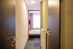 Postel nebo postele na pokoji v ubytování McDreams Hotel Wuppertal City