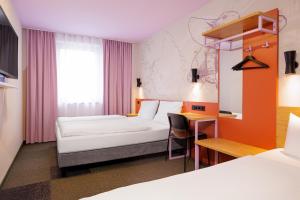 Postel nebo postele na pokoji v ubytování McDreams Hotel Wuppertal City