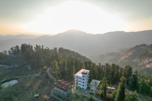 una vista aérea de un edificio en una montaña en Hotel Himgiri, en Sohāna