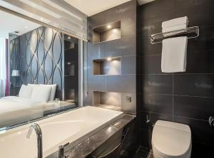Bilik mandi di Crystal Orange Hotel Shanghai Caohejing Yishan Road +28 gambar
