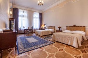 Londonska SPA Hotel في أوديسا: غرفة فندق بها سريران وطاولة