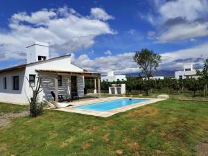 a house with a swimming pool in a yard at Finca Rosablanca in Vista Flores