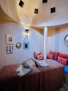 Voodi või voodid majutusasutuse Exclusive and stylish 4-bedroom Riad with plunge pool toas
