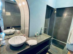 Vannituba majutusasutuses Exclusive and stylish 4-bedroom Riad with plunge pool