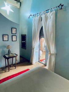 Voodi või voodid majutusasutuse Exclusive and stylish 4-bedroom Riad with plunge pool toas