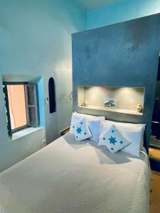 Voodi või voodid majutusasutuse Exclusive and stylish 4-bedroom Riad with plunge pool toas