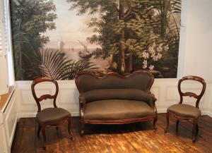una habitación con 2 sillas y un cuadro en la pared en L'Epicentre, en Bruselas