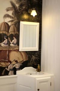La salle de bains est pourvue d'un lavabo et d'un miroir mural. dans l'établissement L'Epicentre, à Bruxelles