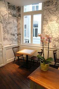 ブリュッセルにあるレピセンターのテーブルと椅子、窓が備わる客室です。
