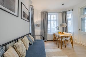 a living room with a blue couch and a table at Monciak Comfort - Kamienica in Sopot