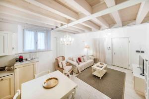 un soggiorno con un divano e un tavolo di ApartmentsArena - Corte delle Arti a Verona