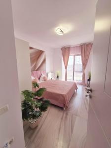 Giường trong phòng chung tại Bella's House