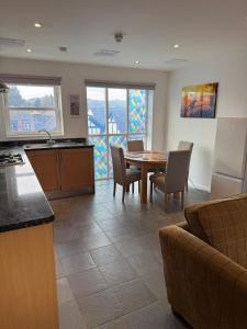 a kitchen and dining room with a table and chairs at Modern, sleeps 6, rural market town, Llani in Llanidloes