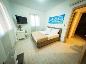 Un pequeño dormitorio con una cama y un televisor. en La Stella di Roma al Vaticano, en Roma