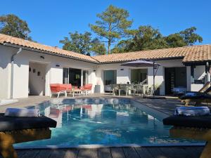 Πισίνα στο ή κοντά στο La clé des chênes