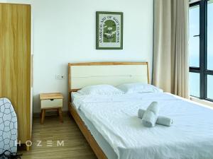 Postel nebo postele na pokoji v ubytování 2BR2B Hozem JB1907 Apartment Forest City