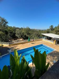 a large swimming pool in front of a house at Sítio Mairiporã-Piscina Aquecida in Mairiporã