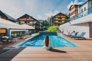 Bazén v ubytování Tremonti Hotel Karpacz nebo v jeho okolí