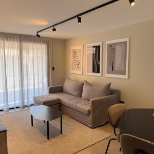 ein Wohnzimmer mit Couch und Tisch in der Unterkunft Faz Flat in Cordoba