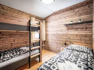 Horní MoravaにあるApartment Dolní Morava-6 by Interhomeの木製の壁のベッドルーム1室(二段ベッド2組付)