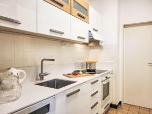 Kuchyň nebo kuchyňský kout v ubytování Apartment Apt- Oasis by Interhome