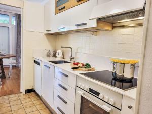 Kuchyň nebo kuchyňský kout v ubytování Apartment Apt- Oasis by Interhome
