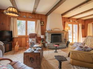 Una sala de estar con un sofá y una chimenea. en Chalet Chalet Alleluia by Interhome, en Ovronnaz
