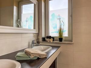 ヴィスマールにあるHoliday Home Finca Wismaria by Interhomeの洗面台と窓のあるバスルーム