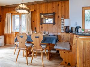 Un comedor con mesa y sillas en Chalet Chalet Alleluia by Interhome, en Ovronnaz