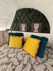 A bed or beds in a room at Cammileddi mini suite