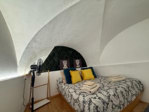 A bed or beds in a room at Cammileddi mini suite
