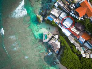 una vista aérea de una casa y del océano en Uluwatu Cliff Apartment - 2 BR, en Uluwatu