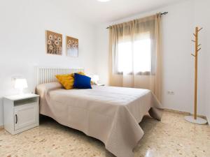 Un dormitorio blanco con una cama y una ventana. en Apartment Ercén by Interhome, en Rincón de la Victoria