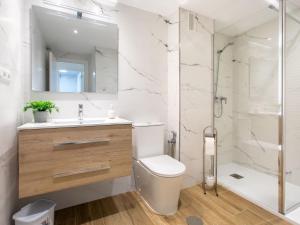 un baño con inodoro y ducha en Apartment Ercén by Interhome, en Rincón de la Victoria