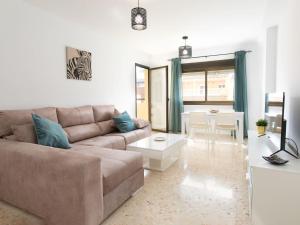 una sala de estar con un sofá y una mesa en Apartment Ercén by Interhome, en Rincón de la Victoria