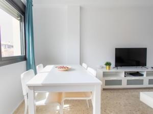 comedor blanco con mesa blanca y TV en Apartment Ercén by Interhome, en Rincón de la Victoria 17 fotos más