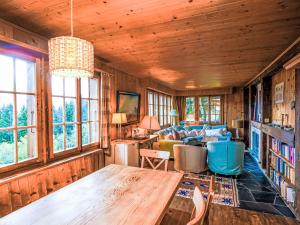 uma sala de estar com teto de madeira e uma mesa em Chalet La Capsule by Interhome em Les Collons