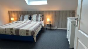 a bedroom with a bed and two lamps on a table at B&B Haus Kristal in Walsdorf