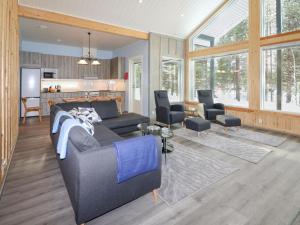 ein Wohnzimmer mit Couch und Küche in der Unterkunft Holiday Home Villa mella by Interhome in Raattama